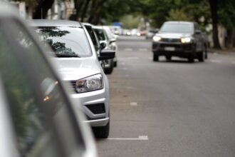 Calles de Santa Fe con espacios regulados bajo el sistema de estacionamiento medido.