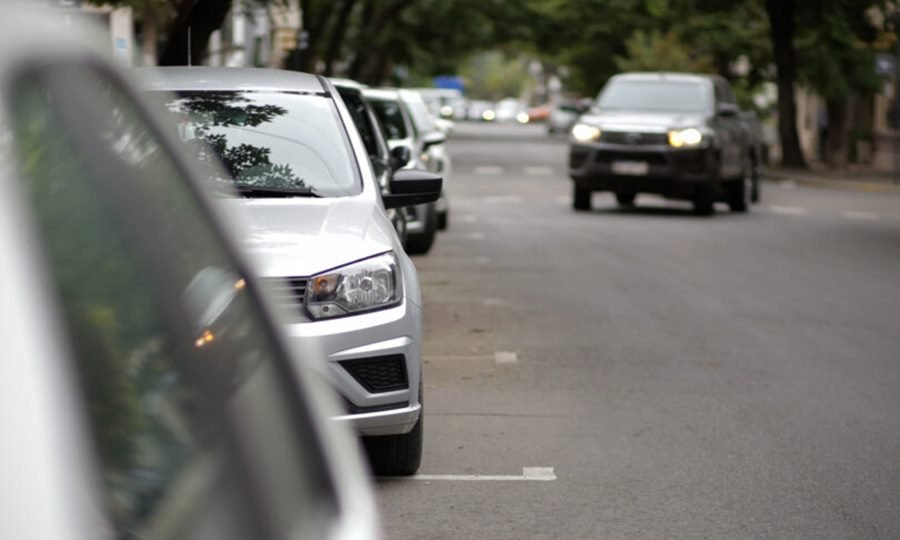 Calles de Santa Fe con espacios regulados bajo el sistema de estacionamiento medido.