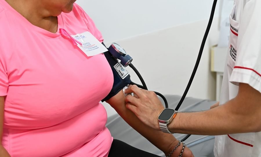 Mujeres acceden a mamografías y estudios preventivos gratuitos en el marco de Octubre Rosa.