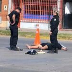 Personal policial y de investigaciones trabajó en la esquina de avenida Peñaloza y Alberti tras el choque fatal entre una motocicleta y un camión.