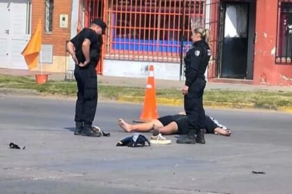 Personal policial y de investigaciones trabajó en la esquina de avenida Peñaloza y Alberti tras el choque fatal entre una motocicleta y un camión.