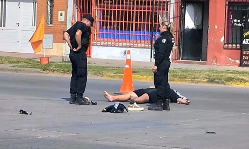 Personal policial y de investigaciones trabajó en la esquina de avenida Peñaloza y Alberti tras el choque fatal entre una motocicleta y un camión.