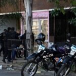 Efectivos policiales apostados frente al edificio de calle Francia al 2700, donde ocurrió el violento ataque el día del hecho.