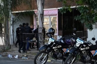 Efectivos policiales apostados frente al edificio de calle Francia al 2700, donde ocurrió el violento ataque el día del hecho.
