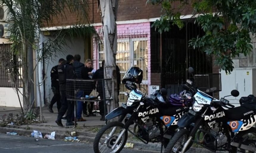Efectivos policiales apostados frente al edificio de calle Francia al 2700, donde ocurrió el violento ataque el día del hecho.