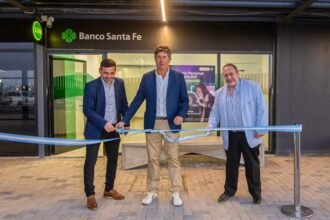 El intendente de Funes, Roly Santacroce, junto a autoridades del Banco Santa Fe durante la inauguración del nuevo lobby con cajero automático en el Parque Industrial de Funes.