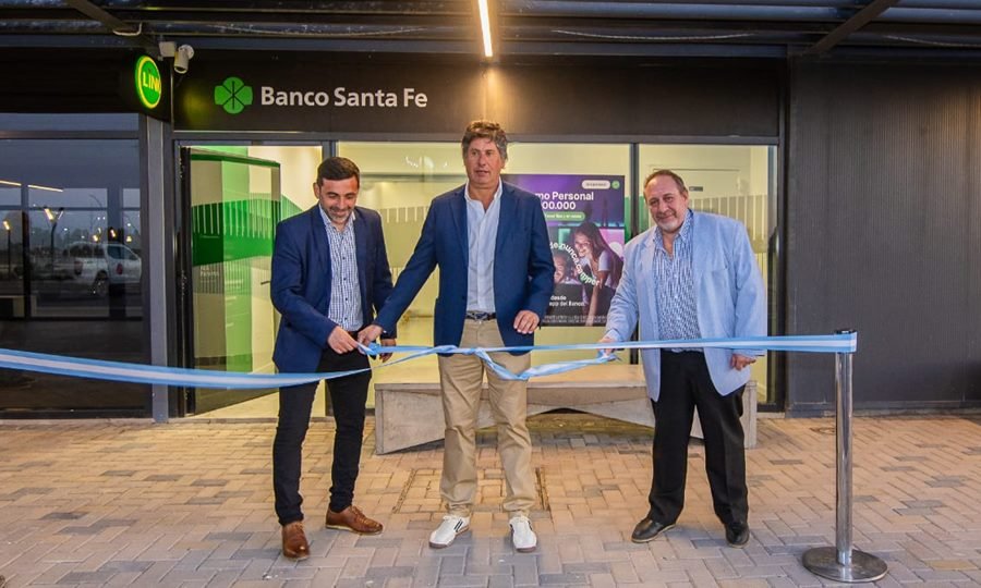 El intendente de Funes, Roly Santacroce, junto a autoridades del Banco Santa Fe durante la inauguración del nuevo lobby con cajero automático en el Parque Industrial de Funes.