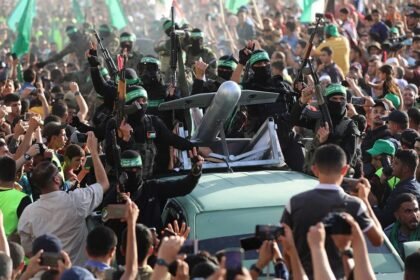 Integrantes del grupo Hamás durante una manifestación en territorio palestino, en el marco del prolongado conflicto en la Franja de Gaza.