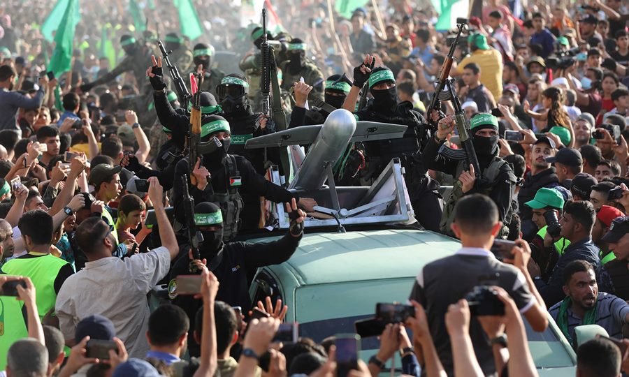 Integrantes del grupo Hamás durante una manifestación en territorio palestino, en el marco del prolongado conflicto en la Franja de Gaza.
