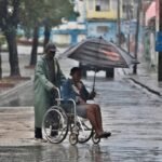 Autoridades y equipos de rescate trabajan en Santiago de Cuba mientras el huracán Melissa causa inundaciones y daños estructurales en el este de la isla.