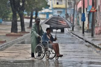 Autoridades y equipos de rescate trabajan en Santiago de Cuba mientras el huracán Melissa causa inundaciones y daños estructurales en el este de la isla.