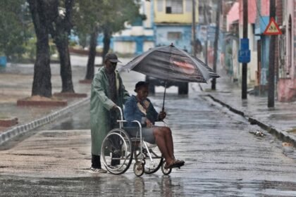 Autoridades y equipos de rescate trabajan en Santiago de Cuba mientras el huracán Melissa causa inundaciones y daños estructurales en el este de la isla.