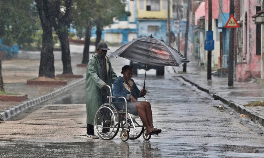 Autoridades y equipos de rescate trabajan en Santiago de Cuba mientras el huracán Melissa causa inundaciones y daños estructurales en el este de la isla.