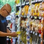 Consumidores revisan precios en góndolas de un supermercado argentino. Foto de archivo.