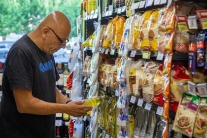 Consumidores revisan precios en góndolas de un supermercado argentino. Foto de archivo.