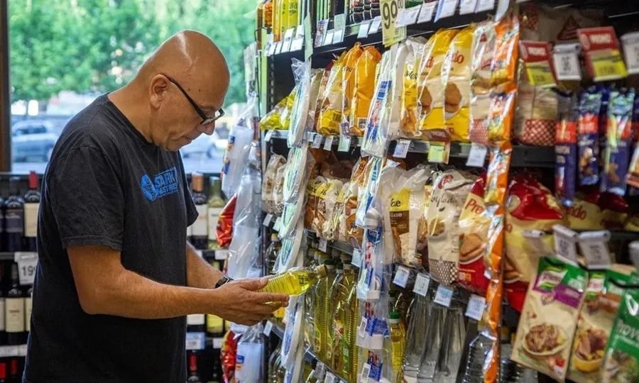 Consumidores revisan precios en góndolas de un supermercado argentino. Foto de archivo.