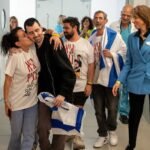 Rehenes israelíes liberados regresan a su país tras largos períodos de cautiverio en Gaza. (Foto de archivo)