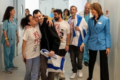 Rehenes israelíes liberados regresan a su país tras largos períodos de cautiverio en Gaza. (Foto de archivo)