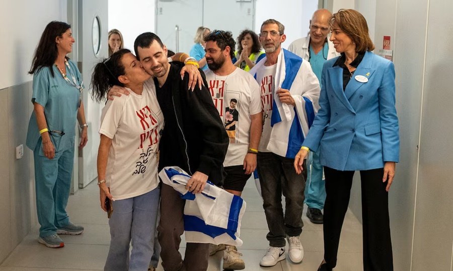 Rehenes israelíes liberados regresan a su país tras largos períodos de cautiverio en Gaza. (Foto de archivo)