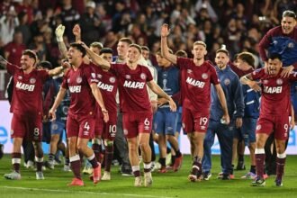 El plantel de Lanús celebra un triunfo histórico en la Copa Sudamericana.