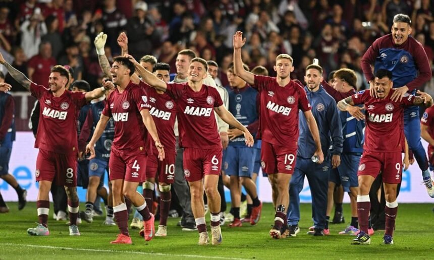 El plantel de Lanús celebra un triunfo histórico en la Copa Sudamericana.