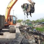 Personal municipal realiza tareas de limpieza y mantenimiento en la red de desagües pluviales.