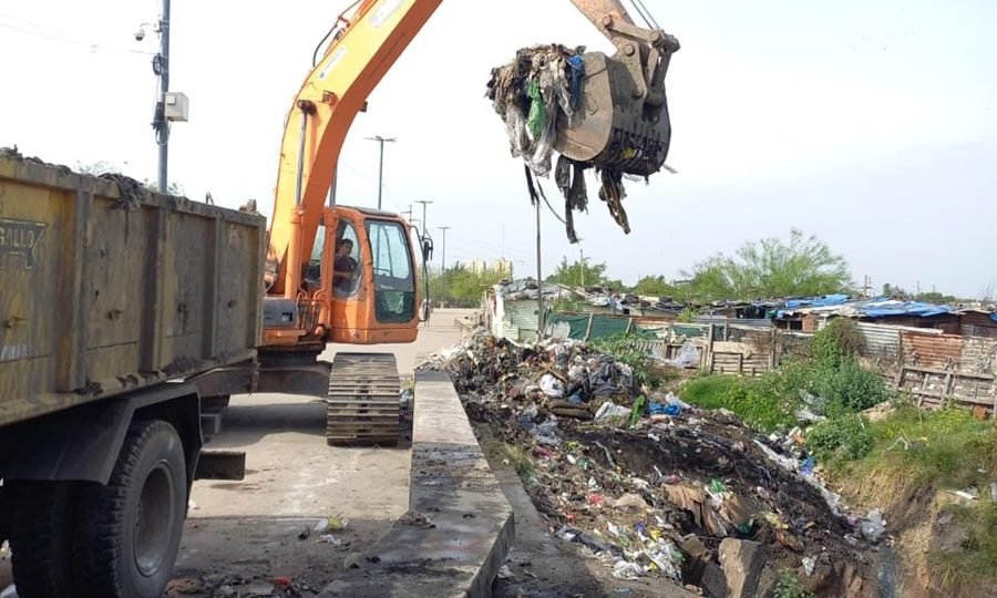 Personal municipal realiza tareas de limpieza y mantenimiento en la red de desagües pluviales.