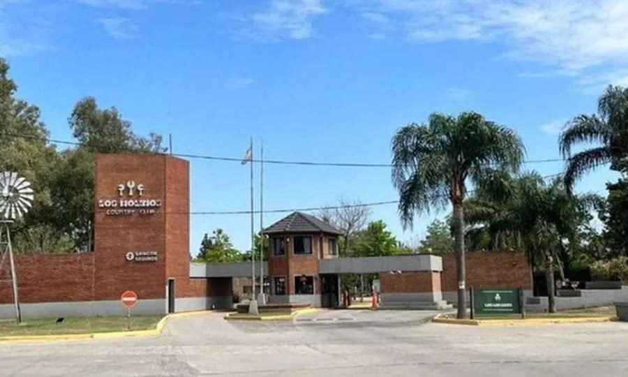 Vista del acceso al Country Los Molinos, ubicado sobre la Circunvalación Oeste de Recreo.