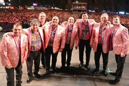 Imagen de archivo de Los Palmeras durante una presentación en vivo, símbolo de la cumbia santafesina.