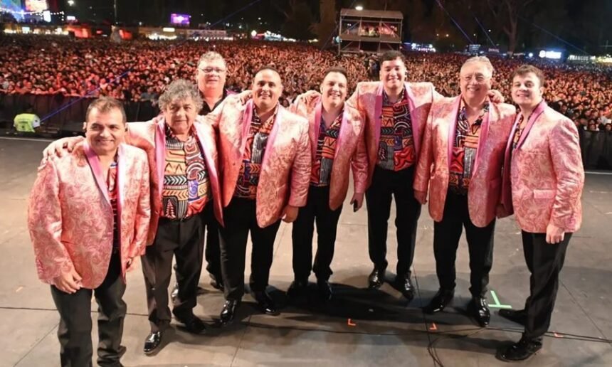 Imagen de archivo de Los Palmeras durante una presentación en vivo, símbolo de la cumbia santafesina.