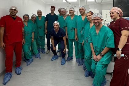 Equipo médico del Hospital de Niños “Dr. Orlando Alassia” durante una intervención en la sala de Hemodinamia.