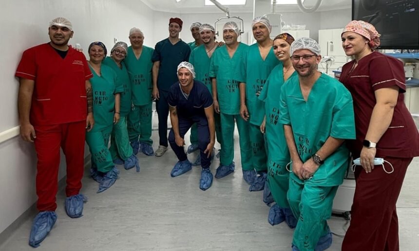 Equipo médico del Hospital de Niños “Dr. Orlando Alassia” durante una intervención en la sala de Hemodinamia.