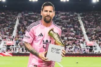 Lionel Messi sostiene el Botín de Oro tras ser reconocido como máximo goleador de la temporada 2025 de la MLS.