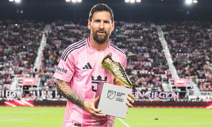 Lionel Messi sostiene el Botín de Oro tras ser reconocido como máximo goleador de la temporada 2025 de la MLS.