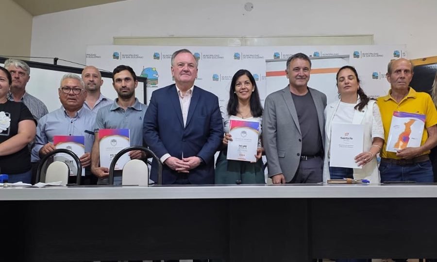 El senador Felipe Michlig encabezó la firma de convenios provinciales en San Guillermo junto a autoridades locales y comunales.