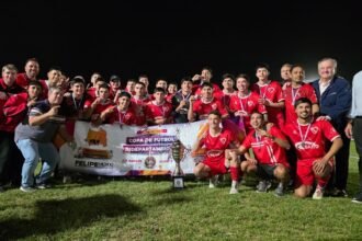 Jugadores de Brown de San Vicente celebran un nuevo título en una jornada que unió deporte y comunidad.