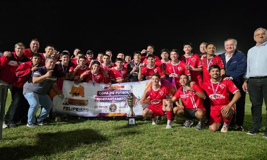 Jugadores de Brown de San Vicente celebran un nuevo título en una jornada que unió deporte y comunidad.