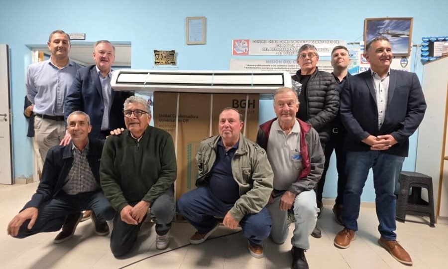 El senador Felipe Michlig y el diputado Marcelo González entregaron equipamiento al Centro de Excombatientes de San Cristóbal.
