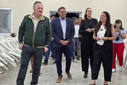 Felipe Michlig encabezó el acto por el 121° aniversario de Las Palmeras, junto a autoridades locales y provinciales.