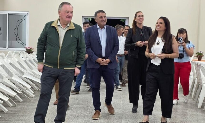 Felipe Michlig encabezó el acto por el 121° aniversario de Las Palmeras, junto a autoridades locales y provinciales.
