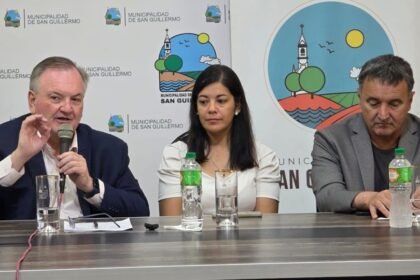 Autoridades provinciales y locales durante la firma de convenios para obras e infraestructura en localidades del departamento San Cristóbal.