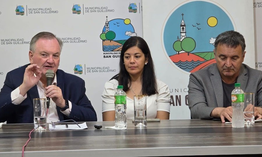 Autoridades provinciales y locales durante la firma de convenios para obras e infraestructura en localidades del departamento San Cristóbal.