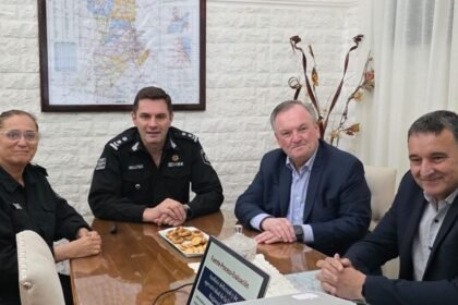 El senador Felipe Michlig y el diputado Marcelo González durante la reunión en la Unidad Regional XIII de Policía, donde analizaron avances en seguridad