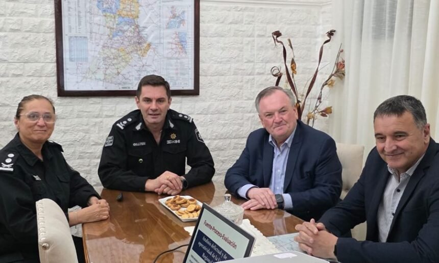 El senador Felipe Michlig y el diputado Marcelo González durante la reunión en la Unidad Regional XIII de Policía, donde analizaron avances en seguridad