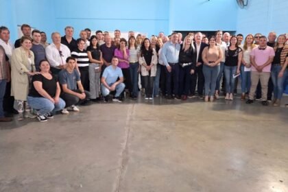 Felipe Michlig junto a referentes del departamento San Cristóbal durante un encuentro político en apoyo a Gisela Scaglia, candidata a diputada nacional por Santa Fe.