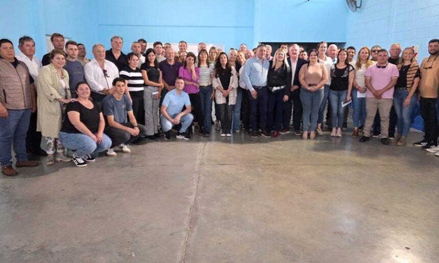 Felipe Michlig junto a referentes del departamento San Cristóbal durante un encuentro político en apoyo a Gisela Scaglia, candidata a diputada nacional por Santa Fe.