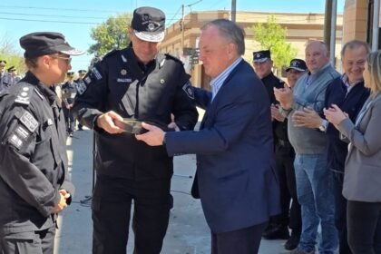 El senador Felipe Michlig encabezó el acto por el 134° aniversario de la Unidad Regional XIII y entregó una plaqueta de reconocimiento al Jefe de la Unidad, Lic. Alejandro Oscar Tognolo, durante la ceremonia realizada en San Cristóbal.