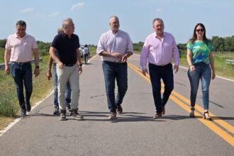 Felipe Michlig, junto a funcionarios provinciales y autoridades locales, durante la recorrida por los avances de las obras hídricas del Canal Bolatti en el departamento San Cristóbal.