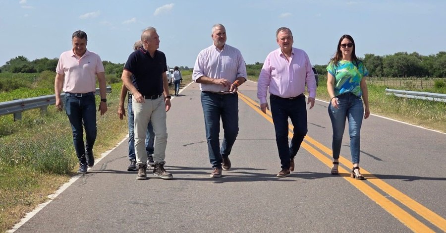 Felipe Michlig, junto a funcionarios provinciales y autoridades locales, durante la recorrida por los avances de las obras hídricas del Canal Bolatti en el departamento San Cristóbal.
