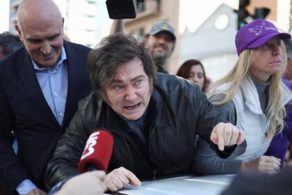Javier Milei en actividades de campaña junto a dirigentes de La Libertad Avanza.